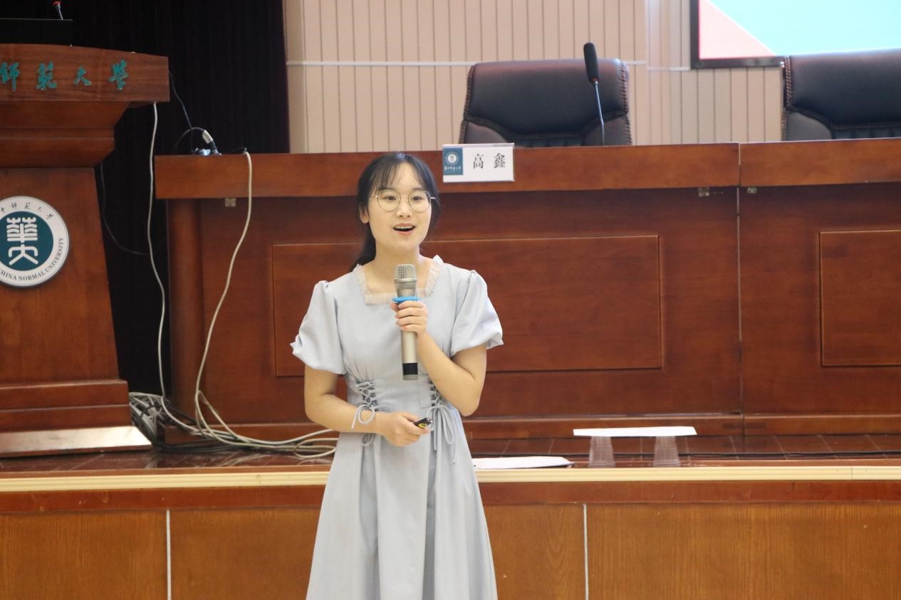 在点评环节,李苗苗老师称赞了三位同学对于教材的把握程度以及教态的